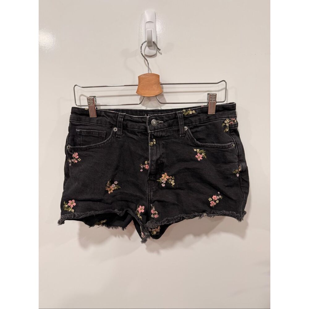 Arizona Jean Co Floral Embroidered Shorts Size 11‎